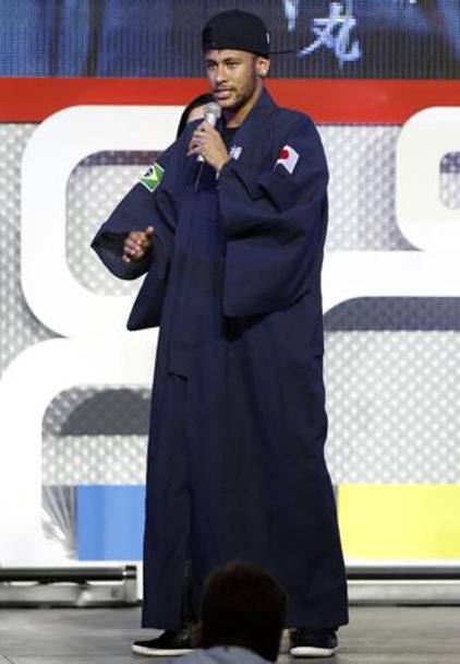 Neymar, durante l&#39;evento pubblicitario, ha anche indossato lo Yukata, la versione estiva del Kimono. Reuters